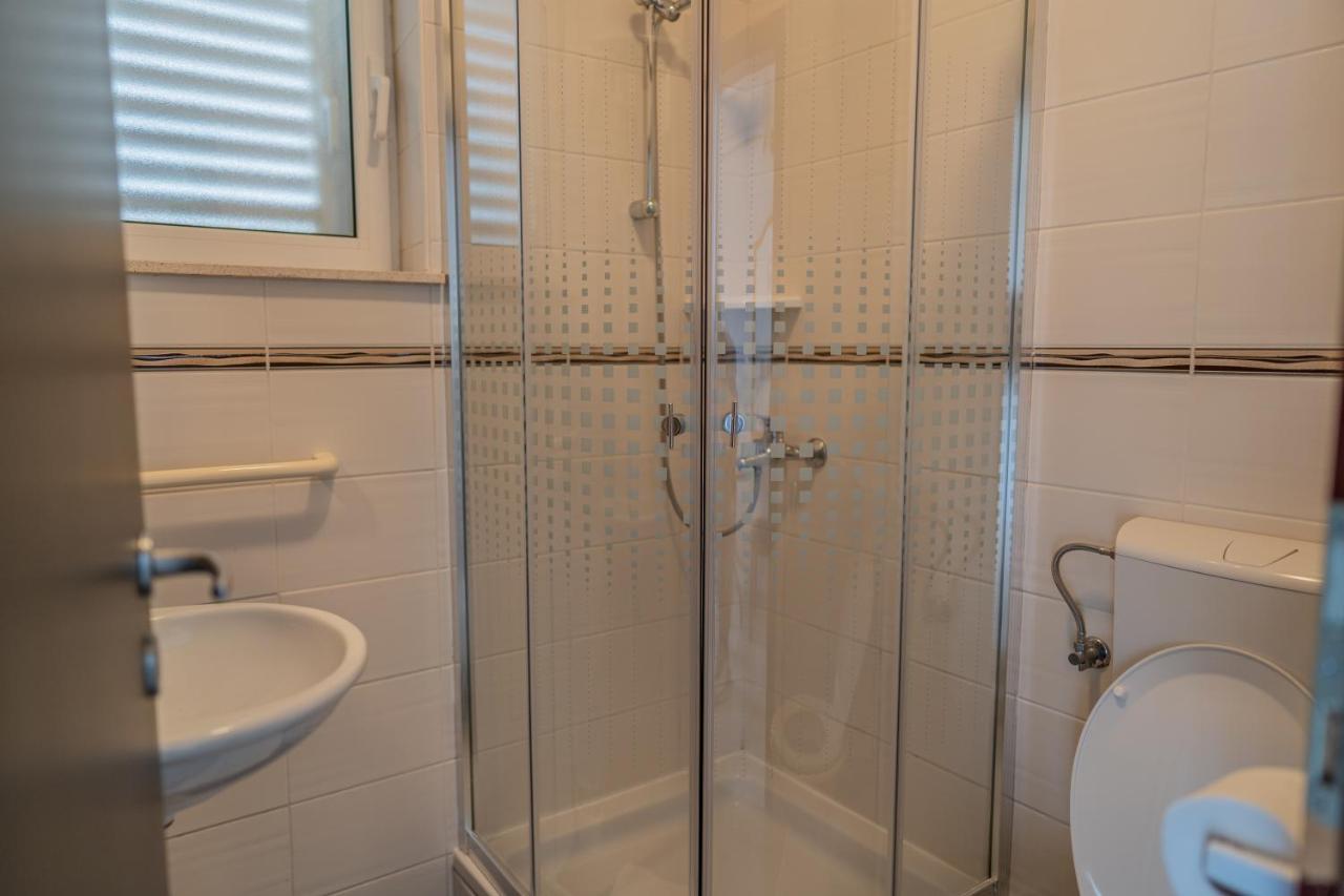 Guesthouse Kamarin Помена Екстериор снимка