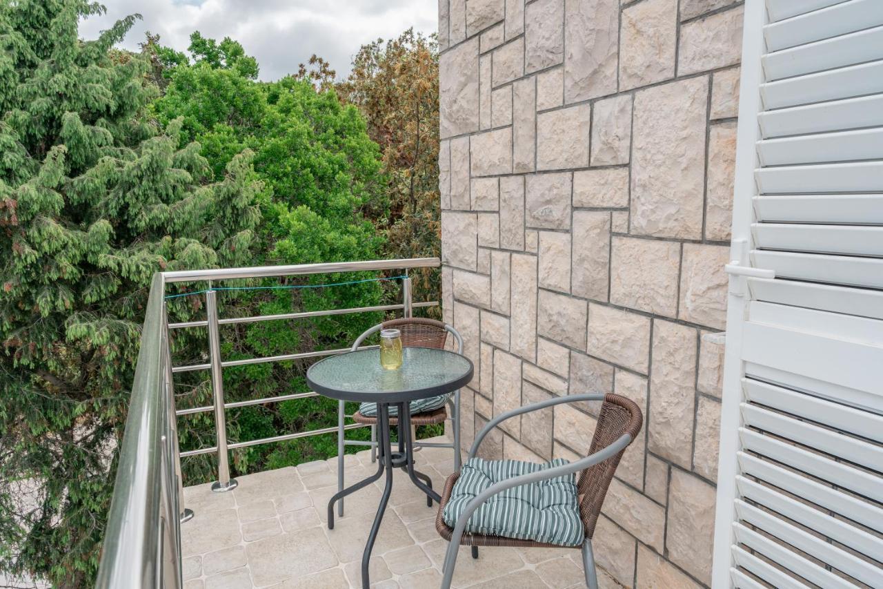 Guesthouse Kamarin Помена Екстериор снимка