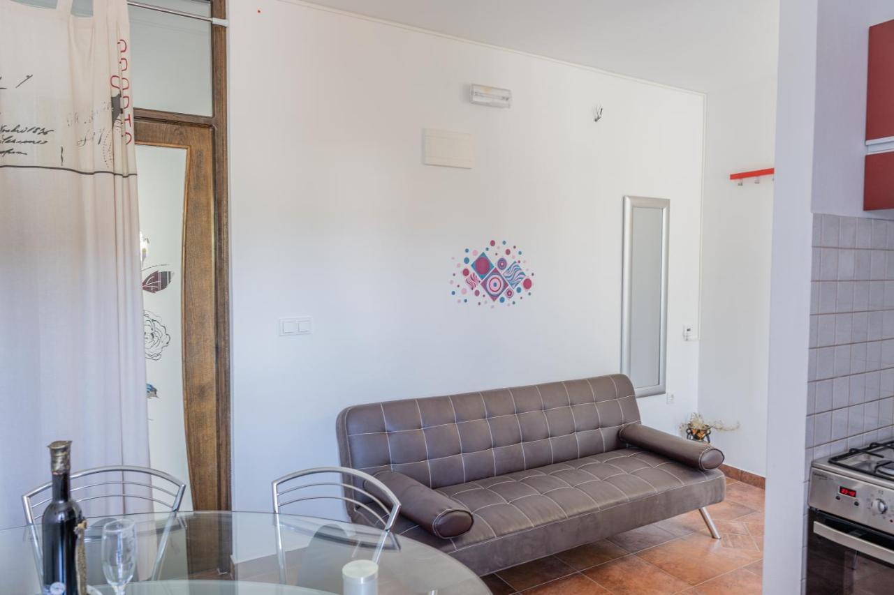Guesthouse Kamarin Помена Екстериор снимка