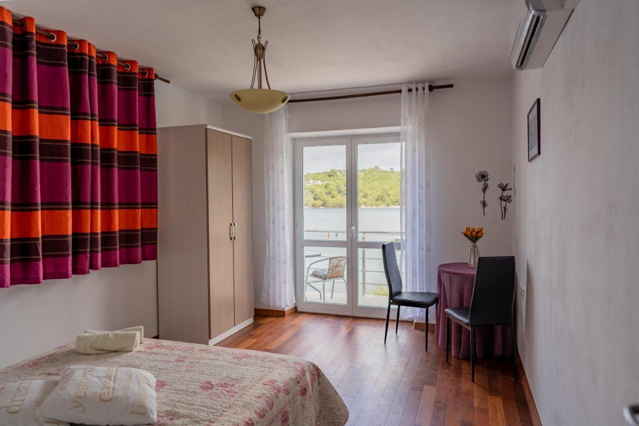 Guesthouse Kamarin Помена Екстериор снимка