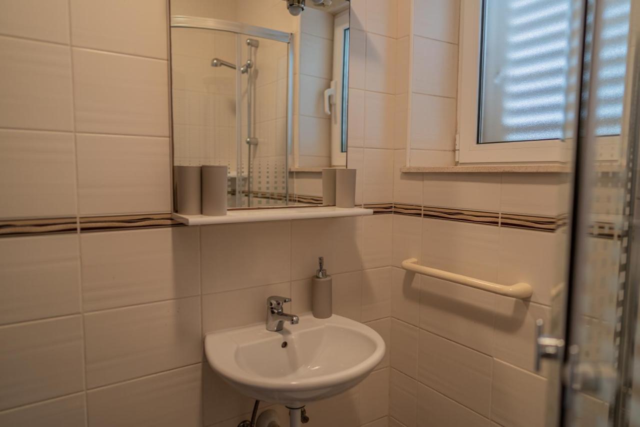 Guesthouse Kamarin Помена Екстериор снимка