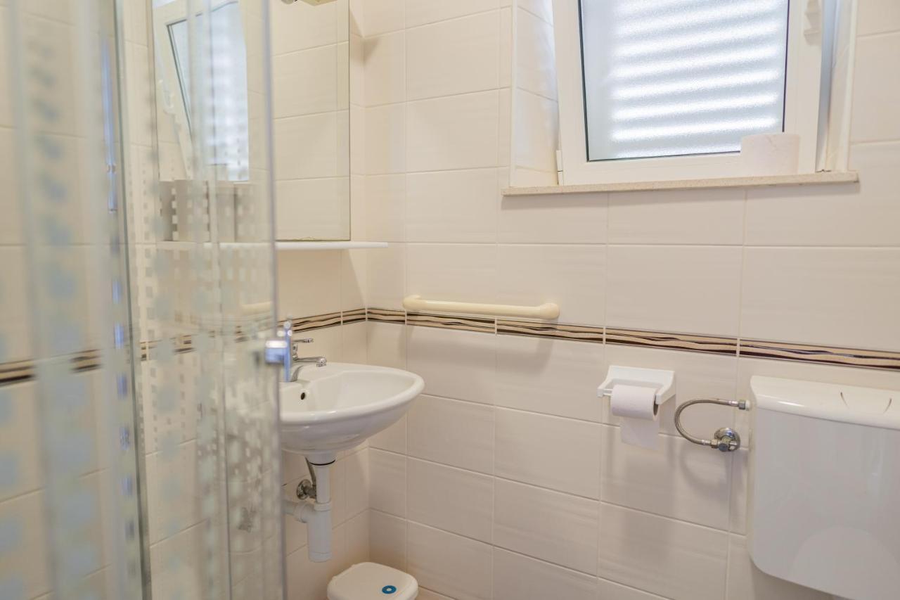 Guesthouse Kamarin Помена Екстериор снимка